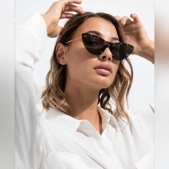 New - ? Original GG0666S 001 99Gucci 99 mm Gold Sunglasses